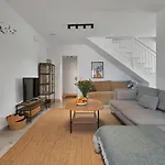 Beachside Duplex Pool Family-friendly Apartment