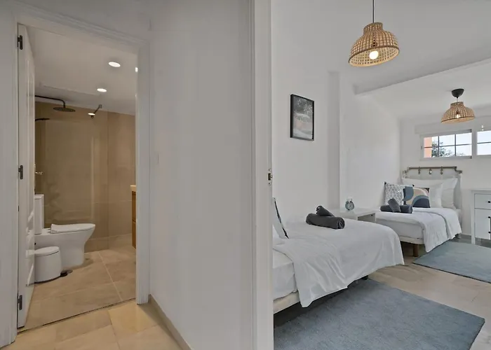 Beachside Duplex Pool Family-friendly 마르베야